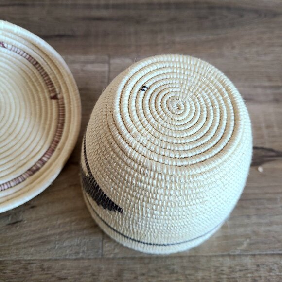 Vintage handmade Tutsi African tight woven basket with lid. 8.5'' tall with lid, - Picture 7 of 8